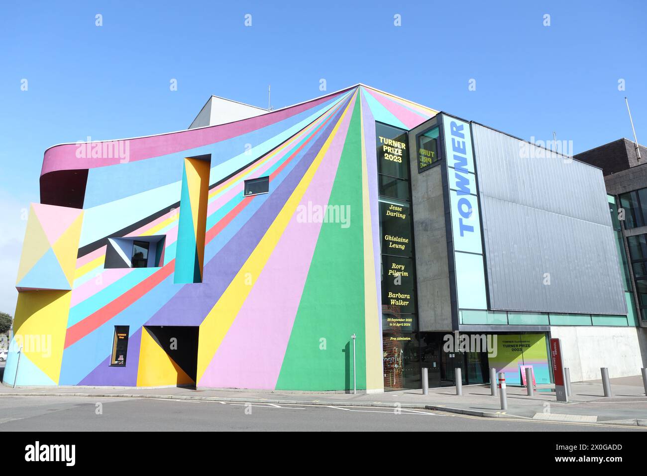 Towner Art Gallery, Eastbourne avec Turner Prize 2023 artistes présélectionnés noms sur les fenêtres artiste allemand Lothar Götz Dance Diagonal! Banque D'Images