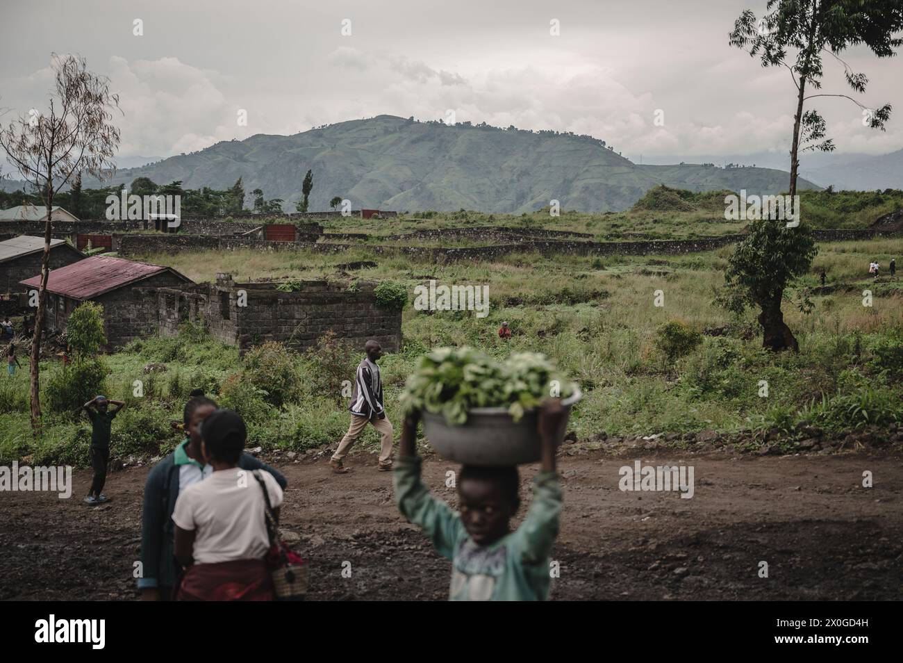 Goma. 11 avril 2024. Cette photo prise le 11 avril 2024 montre une partie d’un camp de personnes déplacées internes (PDI), qui abrite des dizaines de milliers de personnes déplacées par la guerre, à la périphérie de Goma, dans l’est de la République démocratique du Congo. La zone montagneuse en arrière-plan est occupée par les rebelles du M23. Crédit : Wang Guansen/Xinhua/Alamy Live News Banque D'Images