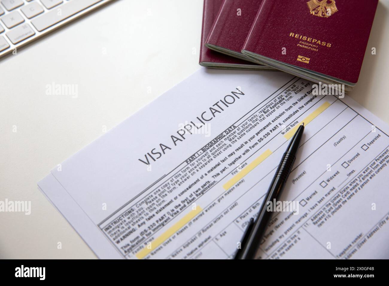 Gros plan d'un document de demande de visa avec un passeport allemand Banque D'Images