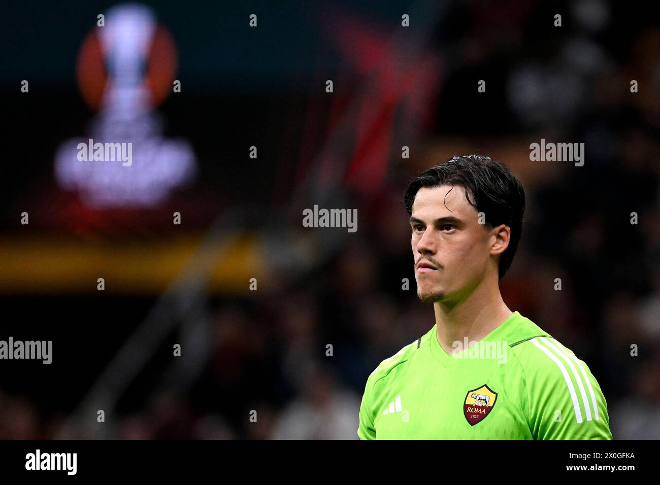 Mile Svilar de L'AS Roma regarde pendant le match de football de la Ligue Europa entre l'AC Milan et L'AS Roma au stade San Siro de Milan (Italie), le 11 avril 2024. Banque D'Images