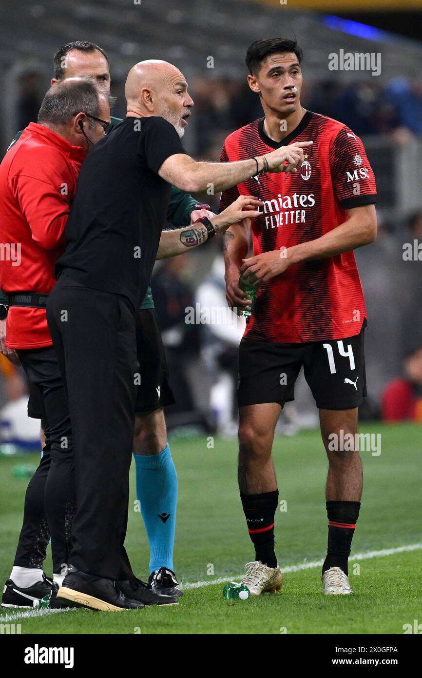 Stefano Pioli entraîneur-chef de l'AC Milan et Tijjani Reijnders de l'AC Milan lors du match de football de l'Europa League entre l'AC Milan et L'AS Roma au stade San Siro de Milan (Italie), le 11 avril 2024. Banque D'Images