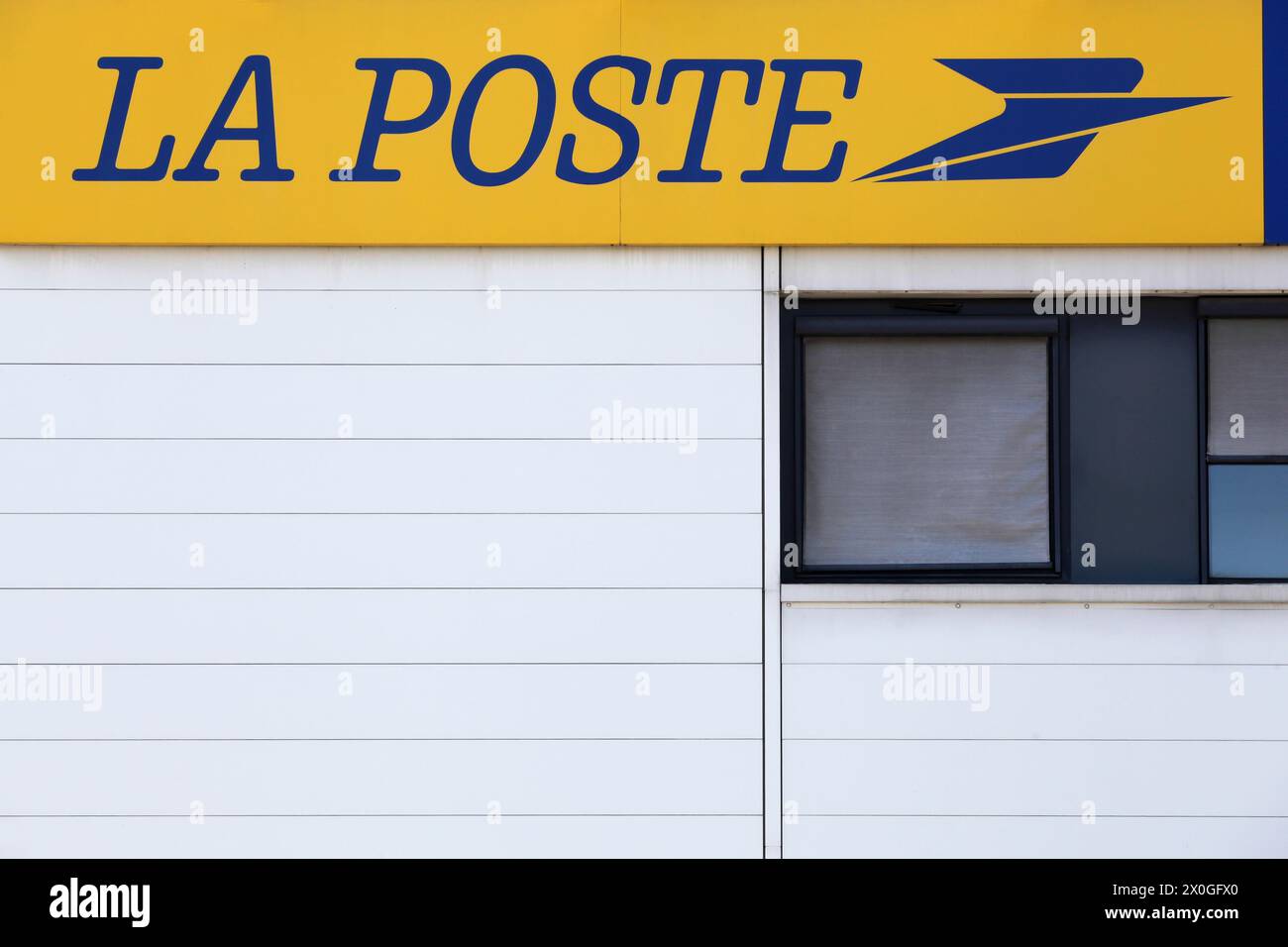 Saint Priest, France - 8 septembre 2018 : façade de la poste en France. La poste est une société de services postaux en France Banque D'Images
