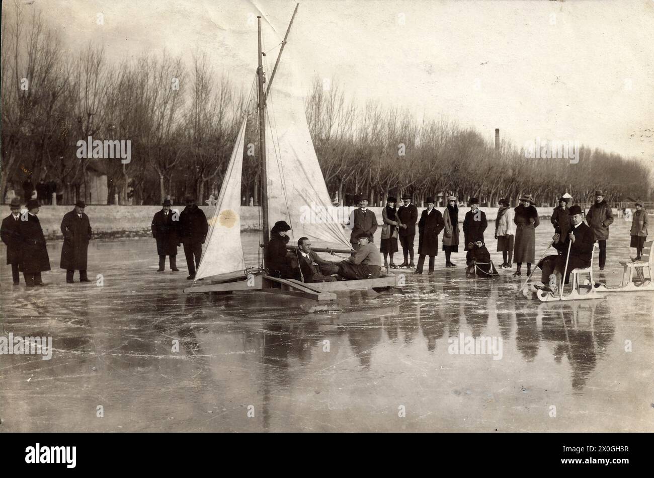 Marins à glace, traîneaux et marcheurs sur le lac Balaton gelé, 1925. [traduction automatique] Banque D'Images