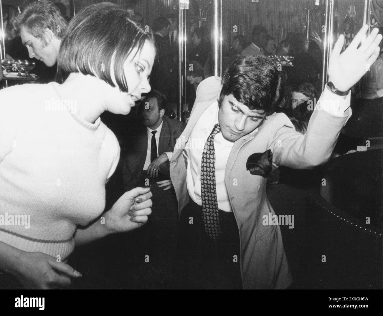 Une femme et un homme dansant dans une discothèque.(enregistrement non daté) [traduction automatique] Banque D'Images