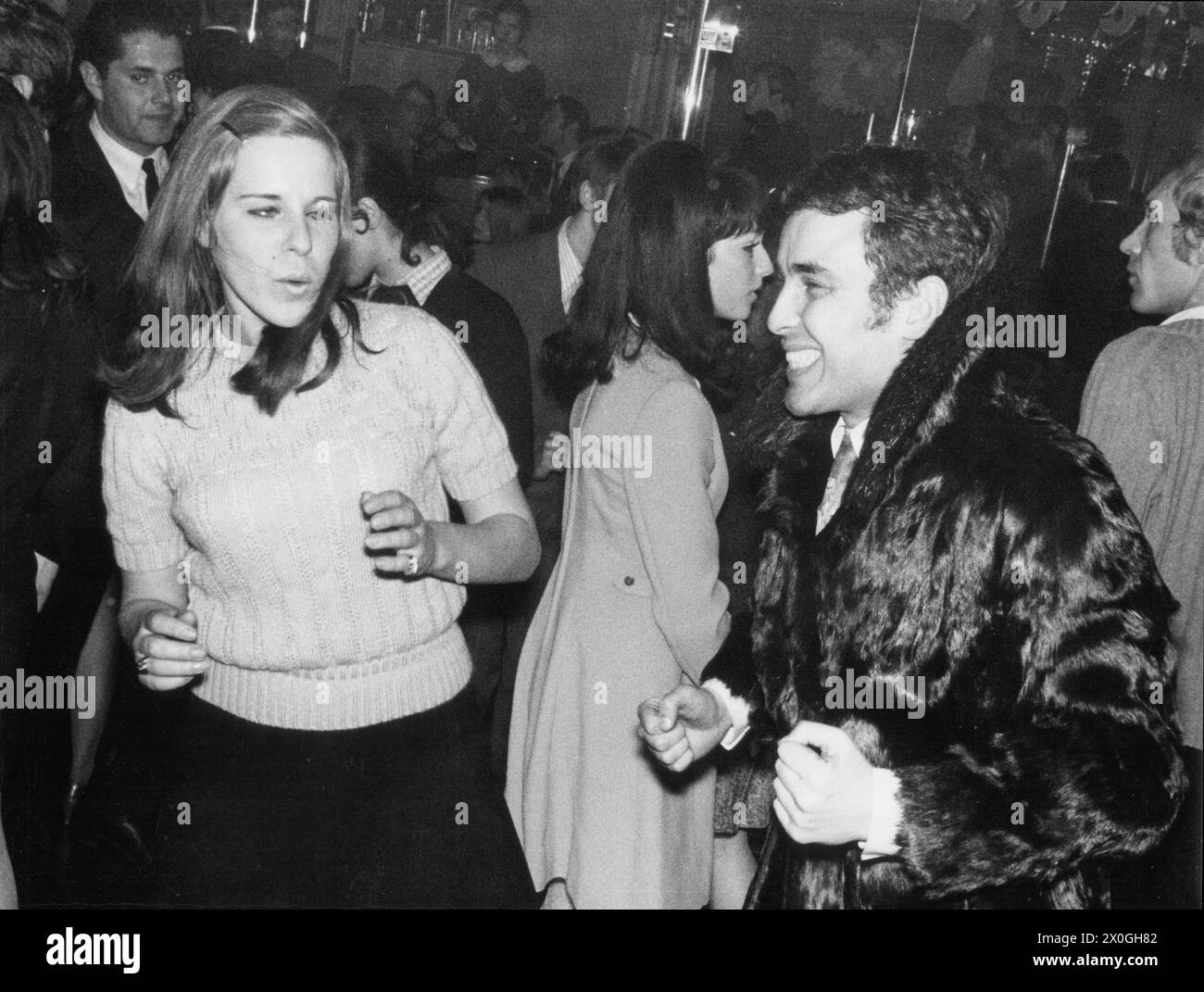 Une femme et un homme dansant dans une discothèque.(enregistrement non daté) [traduction automatique] Banque D'Images