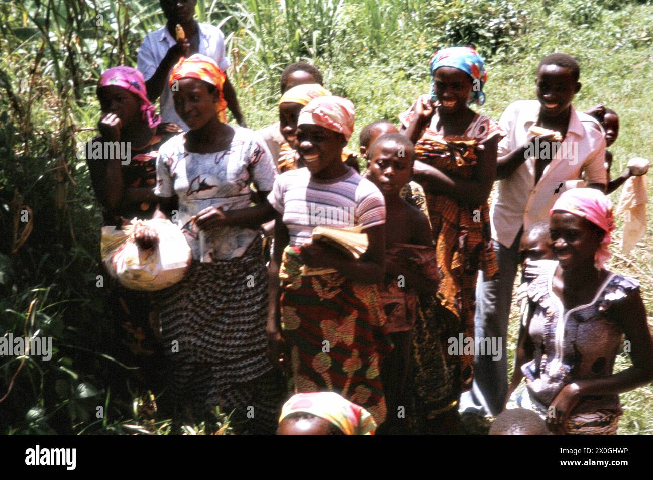 Un groupe de femmes du groupe ethnique des Tuts au bord de la route près de Kalehe. [traduction automatique] Banque D'Images