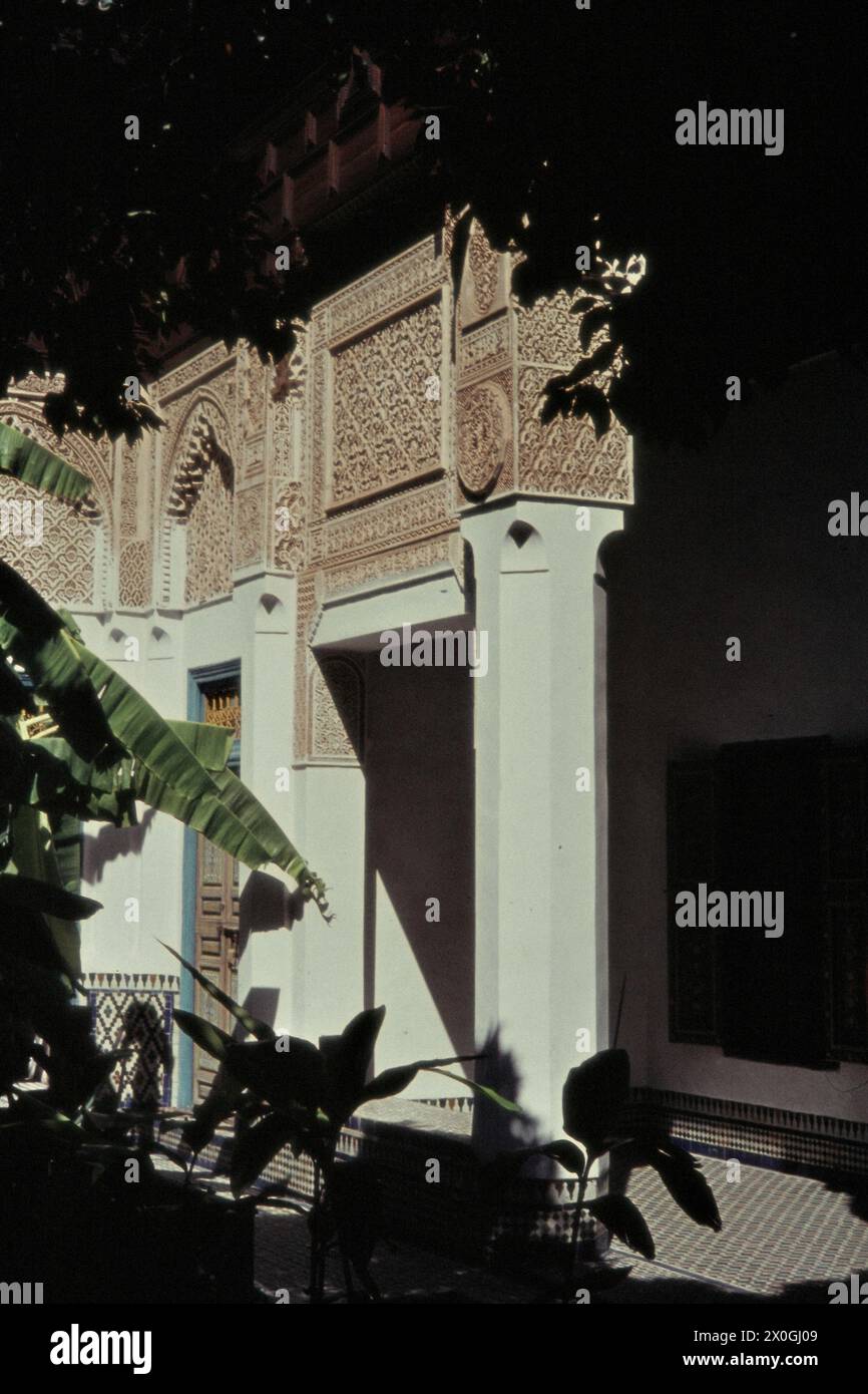 Œuvre de sculpture en plâtre dans la cour du palais mauresque de Marrakech, construite au XVIIe siècle par Mulai Hassan. [traduction automatique] Banque D'Images