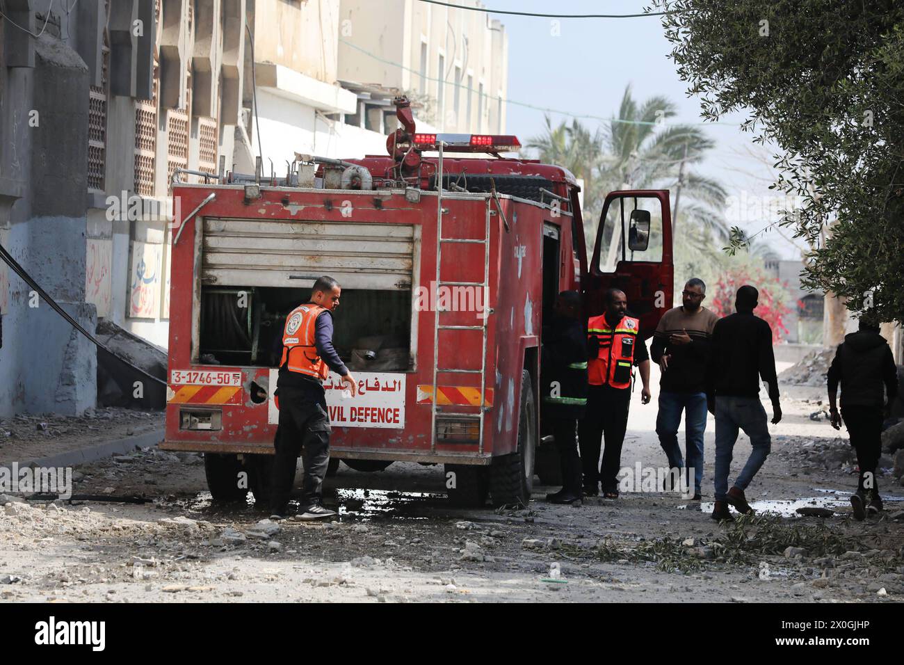 Un camion de pompier se déploie sous forme de flots de fumée depuis un bâtiment après un bombardement israélien à Nuseirat Un camion de pompier se déploie sous forme de flots de fumée depuis un bâtiment après un bombardement israélien à Nuseirat, dans le centre de Gaza, le 12 avril 2024, au milieu de batailles en cours entre Israël et le groupe militant palestinien Hamas. Le 12 avril, les autorités du territoire palestinien côtier dirigé par le Hamas ont signalé des dizaines de nouvelles frappes aériennes dans la région centrale de Gaza. Photo Naaman Omar apaimages Nusairat bande de Gaza territoire palestinien 120424_Nusairt_Naa_1_007 Copyright : xapaimagesxNaamanxOmarxxxapaimagesx Banque D'Images