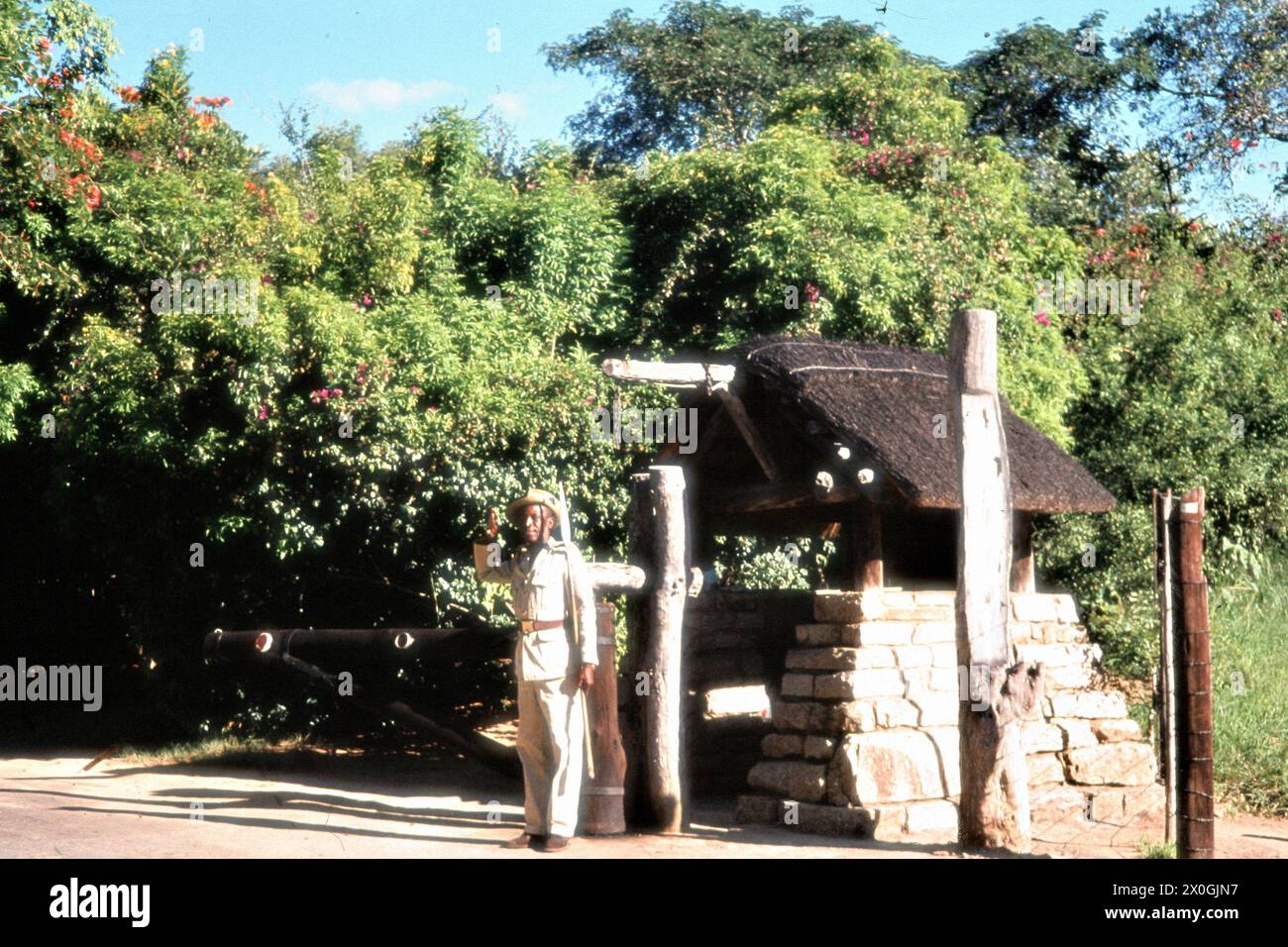 Garde armée à Numbi Gate dans un village de Ndebele dans le parc national Kruger, au nord-est de l'Afrique du Sud. [traduction automatique] Banque D'Images