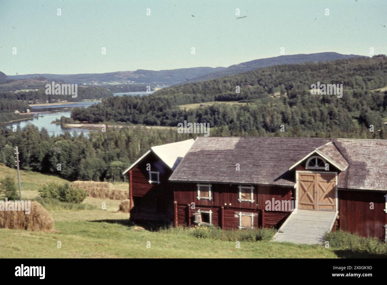 Une maison en bois sur un pré dans la campagne suédoise près d'Ammer à Indalsälvtal. [traduction automatique] Banque D'Images