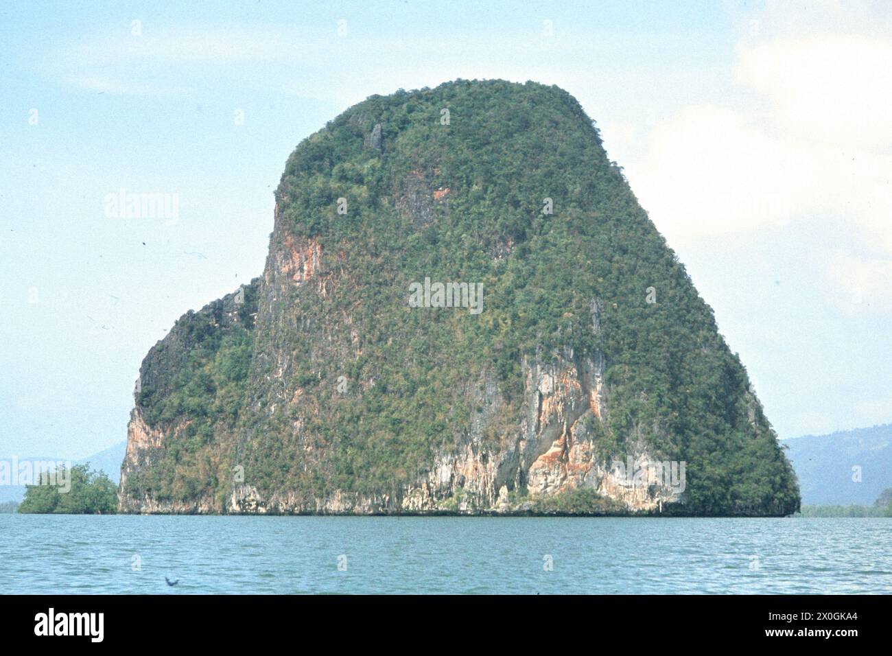 L'île boisée Ko Pan Yee dans la baie de Pang Nga. [traduction automatique] Banque D'Images
