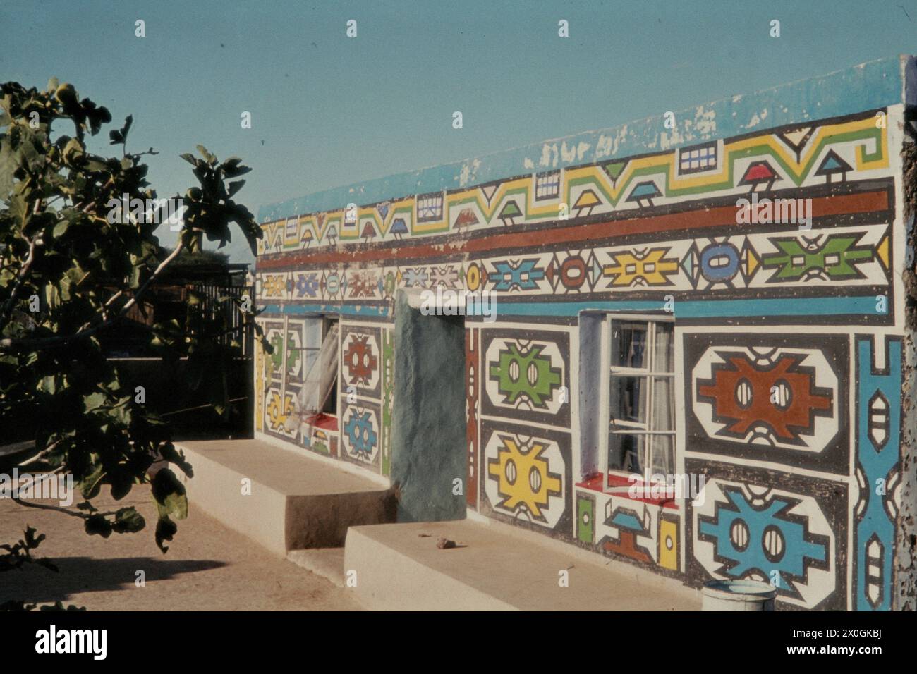 Une cabane colorée dans un village de Ndebele en Afrique du Sud. [traduction automatique] Banque D'Images