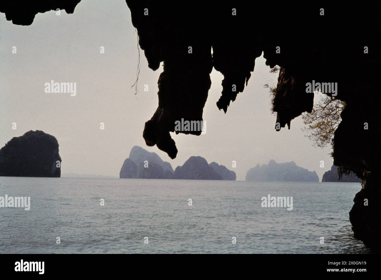 Vue depuis une grotte d'îles dans la baie de Pang Nga. [traduction automatique] Banque D'Images
