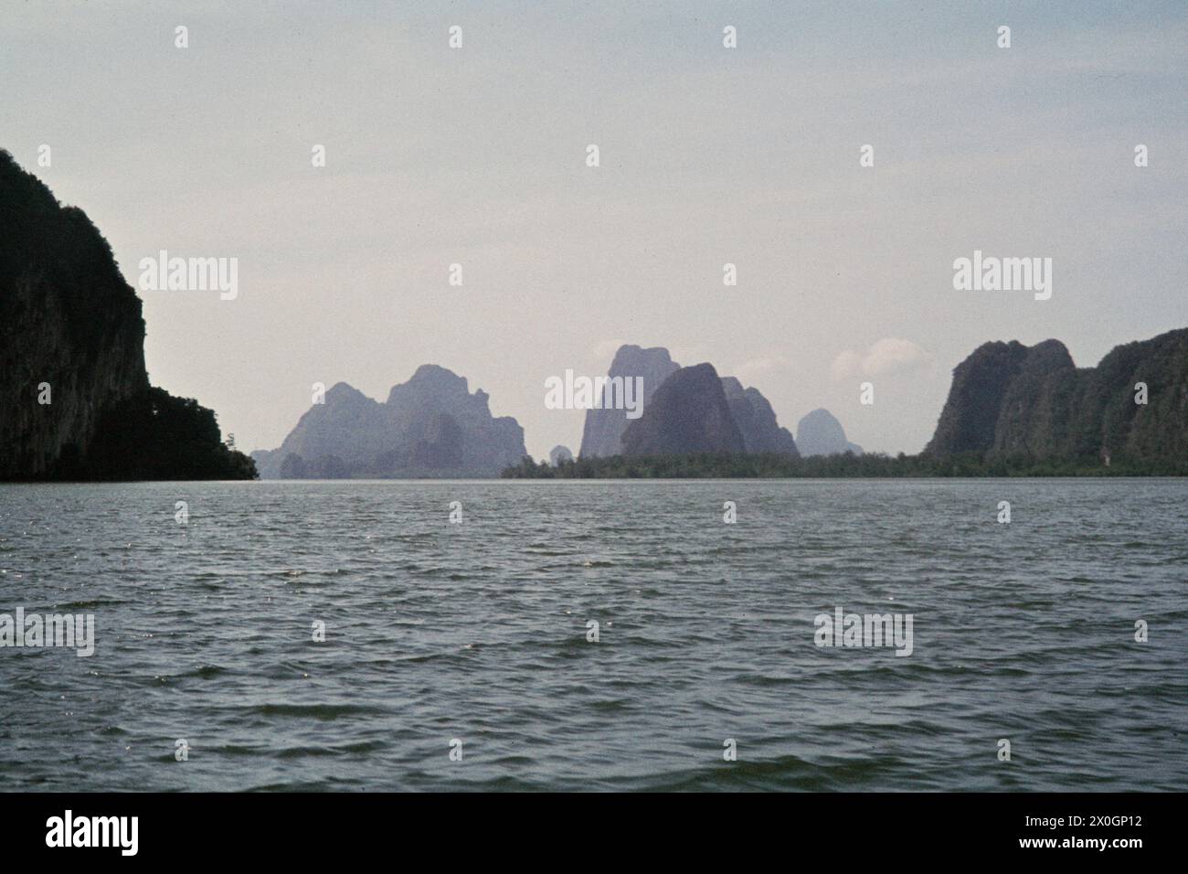 Vue sur la baie avec des îles et des montagnes à Pang Nga. [traduction automatique] Banque D'Images