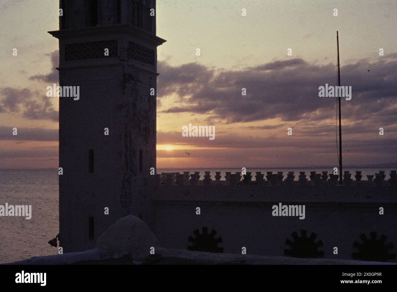 Vue de Korbous à la baie de Tunis, qui brille au coucher du soleil. [traduction automatique] Banque D'Images