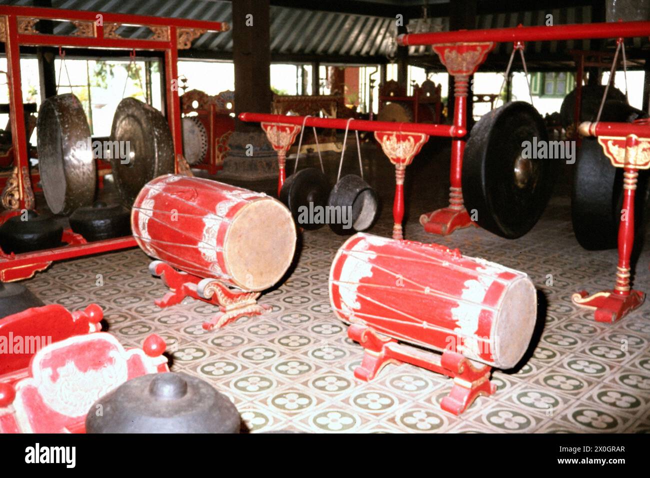 Instruments de 300 ans d'un orchestre de gamelan dans un musée de Jogjakarta. [traduction automatique] Banque D'Images