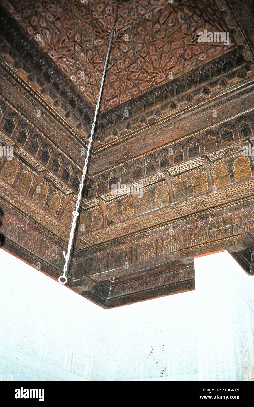 Mausolée Sidi Abid el Ghariani avec plafond sculpté en bois de cèdre à Kairouan [traduction automatique] Banque D'Images