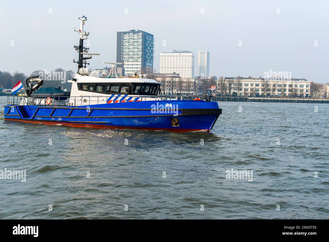 Policeboat patrouillant le Harbour police Boat patrouillant le port de Rotterdam Port New Down Town Quarter. Rotterdam, pays-Bas. Rotterdam Katendrecht Kade Zuid-Holland Nederland Copyright : xGuidoxKoppesxPhotox Banque D'Images
