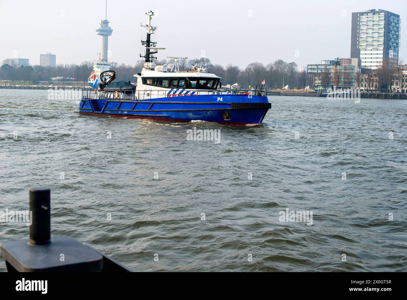Policeboat patrouillant le Harbour police Boat patrouillant le port de Rotterdam Port New Down Town Quarter. Rotterdam, pays-Bas. Rotterdam Katendrecht Kade Zuid-Holland Nederland Copyright : xGuidoxKoppesxPhotox Banque D'Images