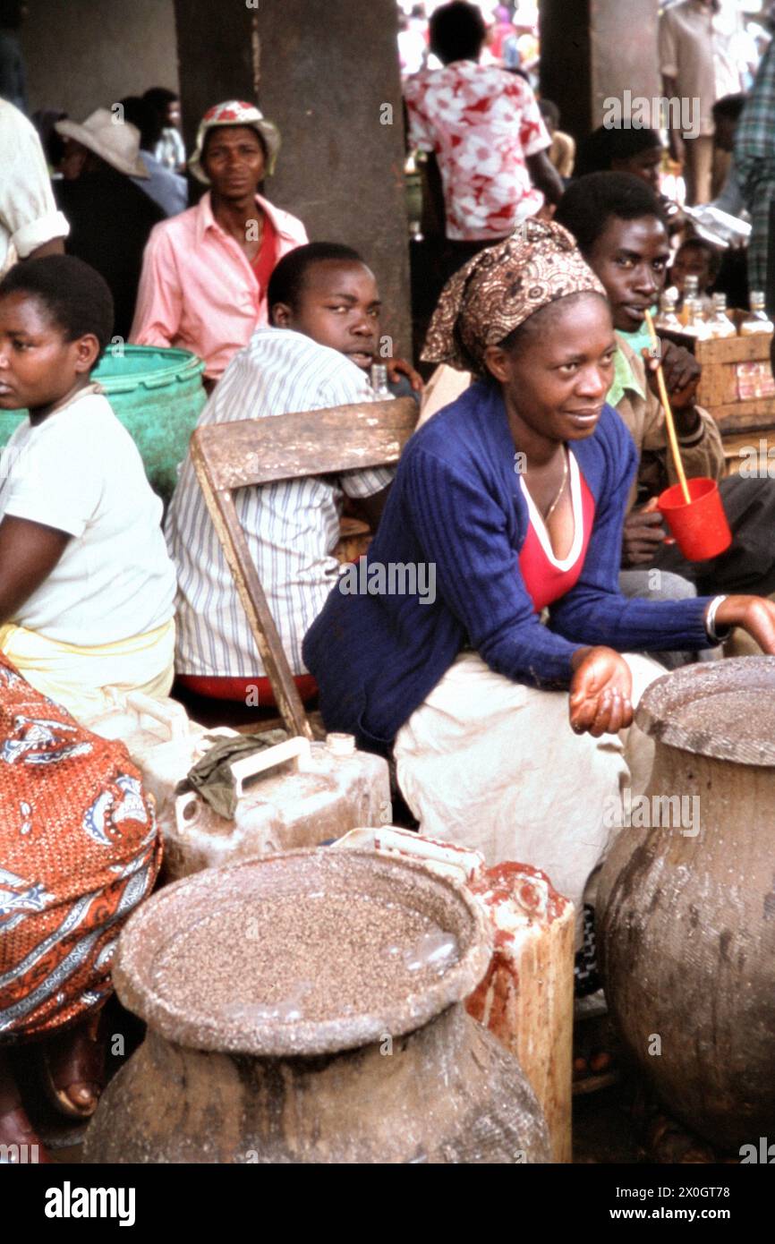 Des femmes vendent pombe beer dans la capitale rwandaise de Kigali. Banque D'Images