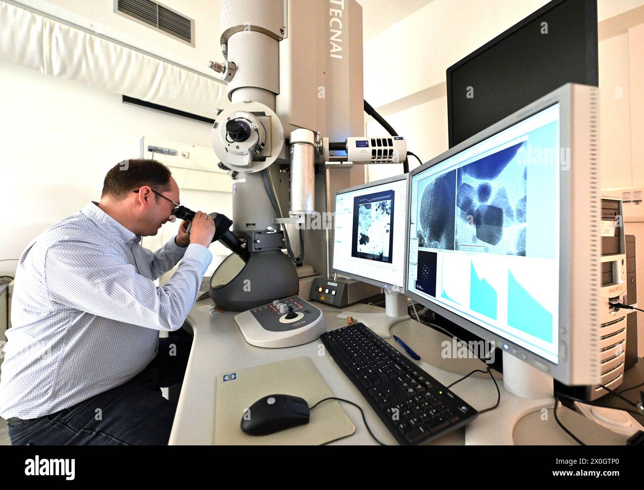 Jena, Allemagne. 12 avril 2024. Kilian Polok, chercheur à la Chaire de minéralogie analytique des Micro- et nanostructures, travaille sur le microscope électronique à transmission dans le nouveau bâtiment du Centre de chimie de l'énergie et de l'environnement à l'Université d'Iéna le jour de son inauguration. Les recherches futures au Centre de chimie de l'énergie et de l'environnement porteront sur le stockage d'énergie électrochimique, le photovoltaïque et les façades intelligentes. Crédit : Martin Schutt/dpa/Alamy Live News Banque D'Images