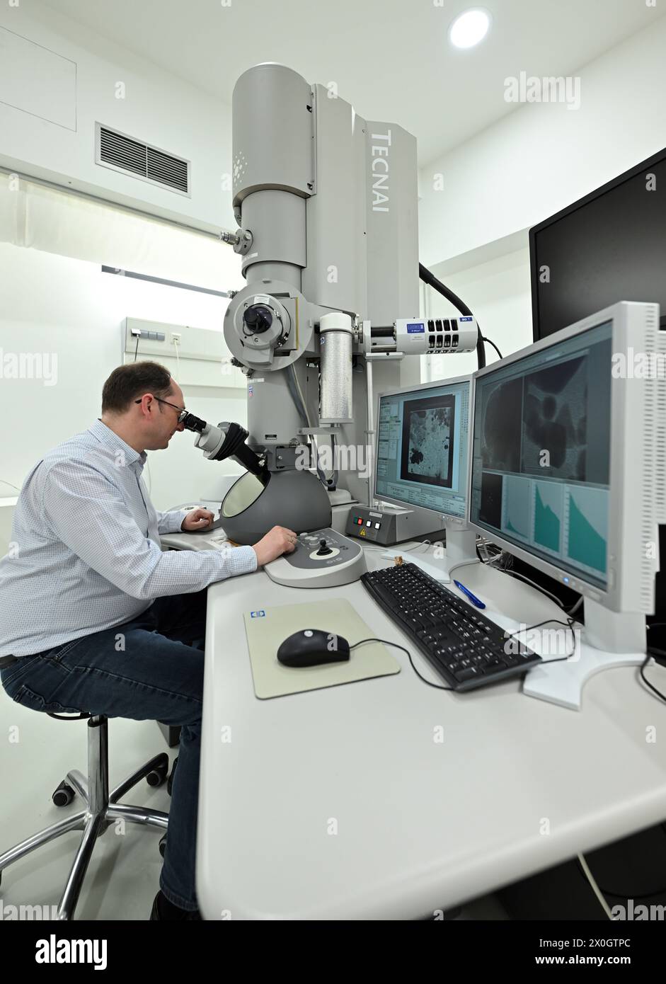 Jena, Allemagne. 12 avril 2024. Kilian Polok, chercheur à la Chaire de minéralogie analytique des Micro- et nanostructures, travaille sur le microscope électronique à transmission dans le nouveau bâtiment du Centre de chimie de l'énergie et de l'environnement à l'Université d'Iéna le jour de son inauguration. Les recherches futures au Centre de chimie de l'énergie et de l'environnement porteront sur le stockage d'énergie électrochimique, le photovoltaïque et les façades intelligentes. Crédit : Martin Schutt/dpa/Alamy Live News Banque D'Images