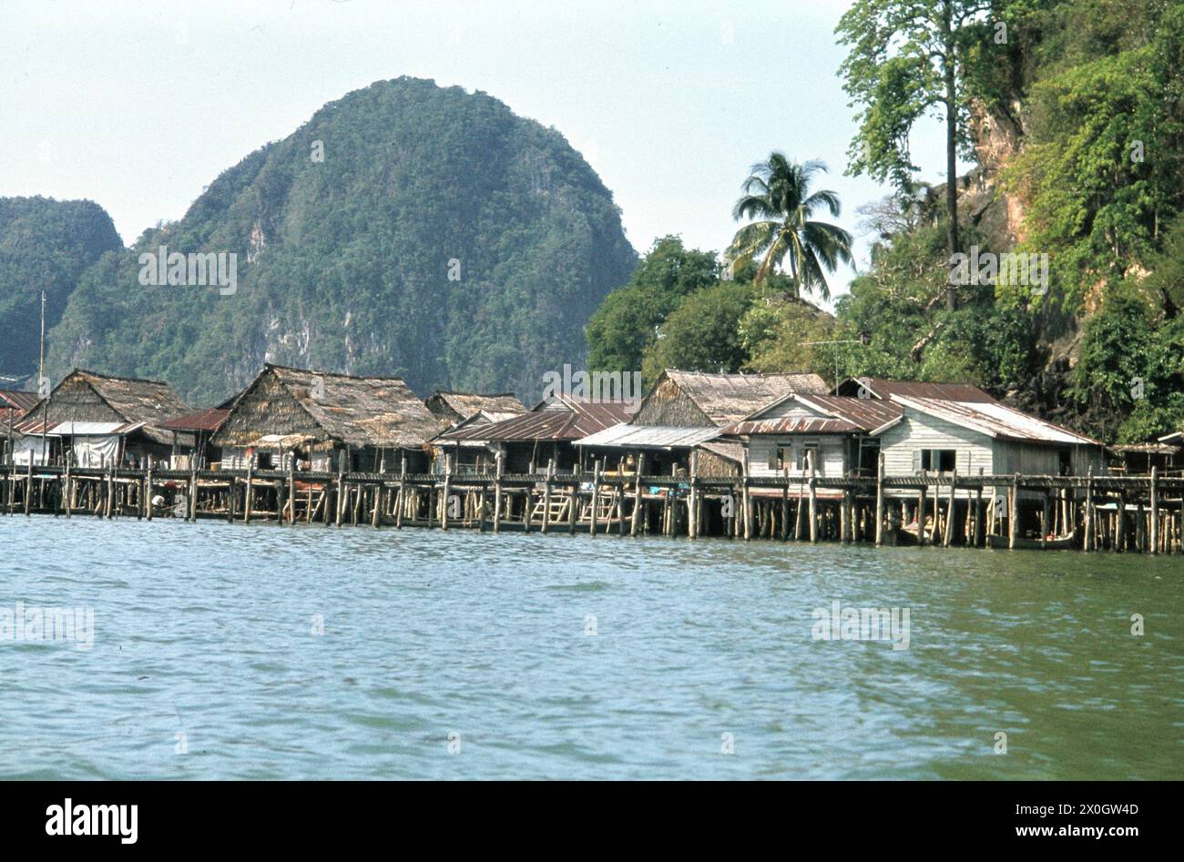 Un établissement résidentiel entre les montagnes boisées et la mer dans la baie de Pang Nga. [traduction automatique] Banque D'Images