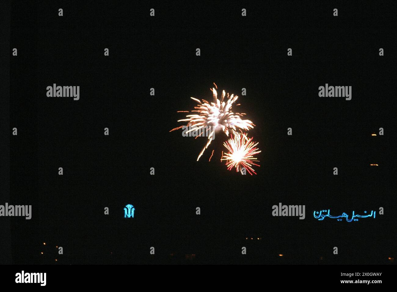 Feux d'artifice au-dessus du Nil depuis l'hôtel Cléopâtre au Caire. [traduction automatique] Banque D'Images