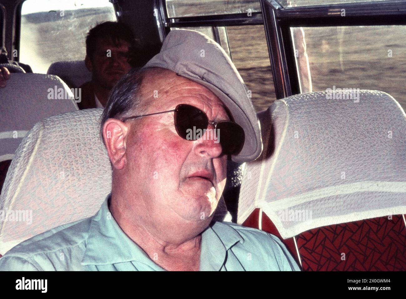 Un touriste dormant avec des lunettes de soleil dans un autocar près de Boghazköy. [traduction automatique] Banque D'Images