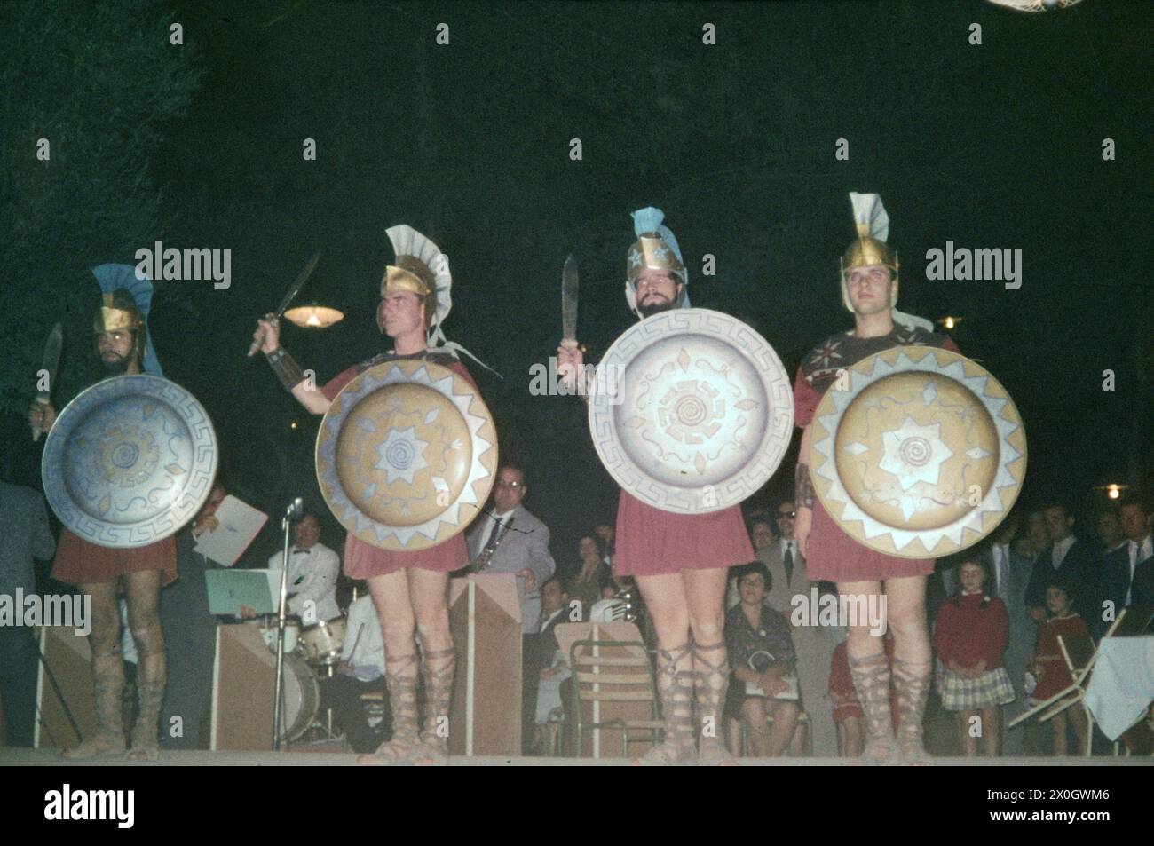 Une pièce de théâtre à un festival de vins à Daphni sur les îles Lesbos montre des héros grecs anciens. [traduction automatique] Banque D'Images