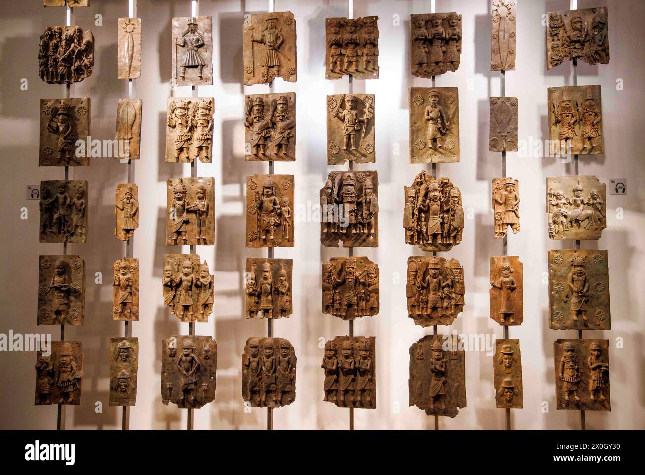 Londres, Royaume-Uni 12 avril 2024 les bronzes du Bénin dans la section Afrique du British Museum. Les bronzes du Bénin sont un groupe de milliers d'objets dont des plaques de fonte, des têtes humaines et animales et des figures qui ont été prises du Royaume du Bénin, dans ce qui est aujourd'hui le Nigeria, en 1897. Les bronzes ont probablement été fabriqués entre 1550-1650 par des artisans travaillant pour la cour d'Oba le Roi. Pour de nombreux Nigérians, les bronzes du Bénin sont un puissant rappel du colonialisme et de ses effets continus sur la société africaine. Les citoyens du pays appellent depuis longtemps au retour des bronzes du Bénin. Banque D'Images