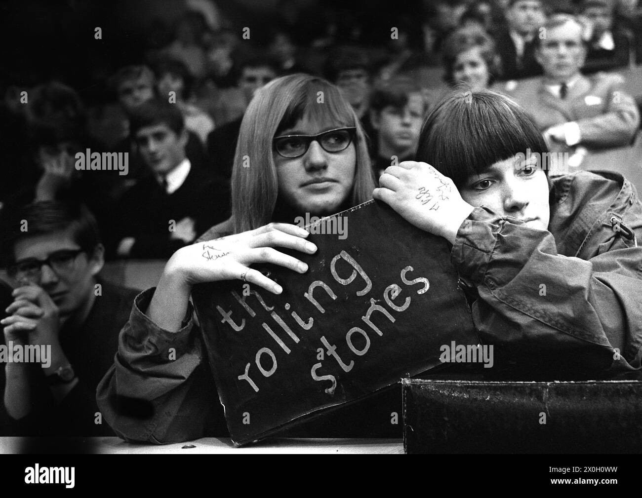 Les fans féminines tiennent une pancarte avec le nom du groupe lors d'un concert des Rolling Stones à la Halle Münsterland à Münster, le premier concert du groupe en Allemagne. [traduction automatique] Banque D'Images