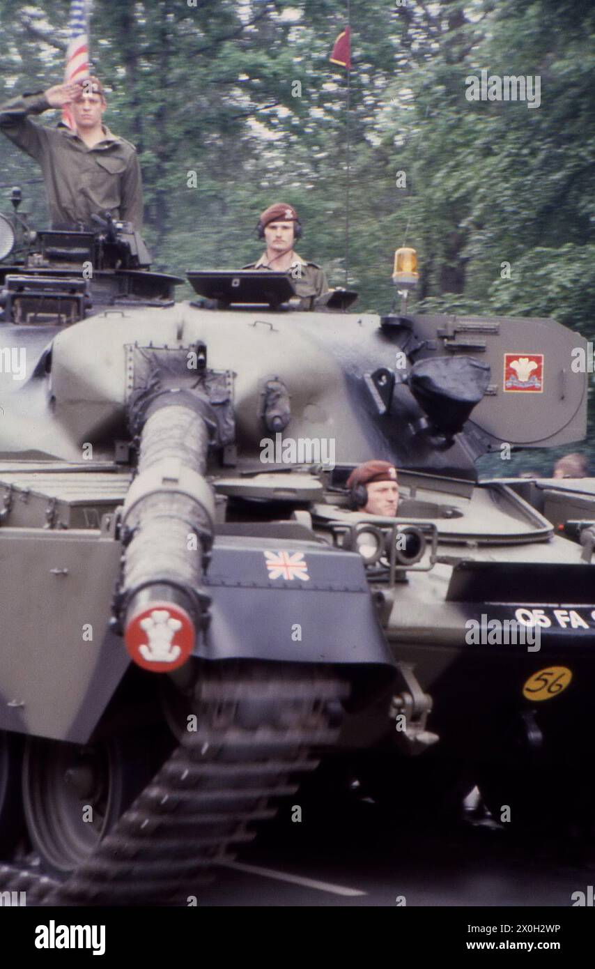 Un char britannique avec des soldats de salutation pendant le défilé militaire allié à Berlin. Banque D'Images