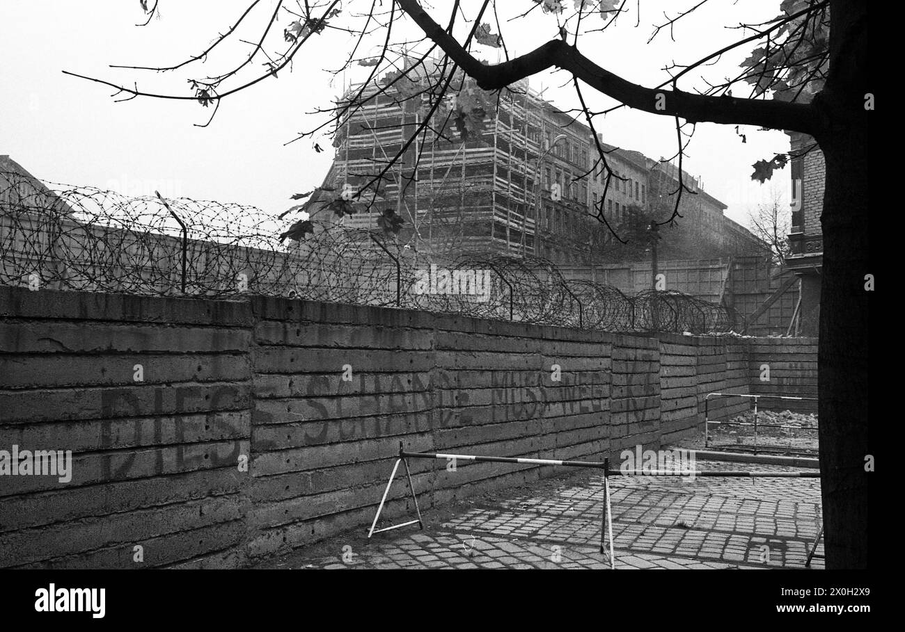 "Un slogan sur le mur de Berlin renforcé de fil de fer barbelé dit ''ce serpent doit partir''. [traduction automatique]' Banque D'Images