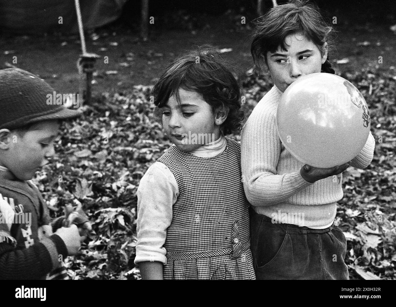 La photo montre des enfants de cirque jouant. [traduction automatique] Banque D'Images