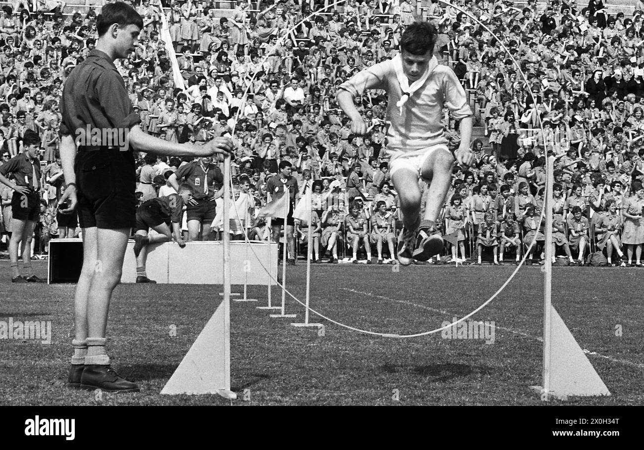 La photo montre des scouts belges. Sur la photo, un garçon saute à travers un anneau. [traduction automatique] Banque D'Images