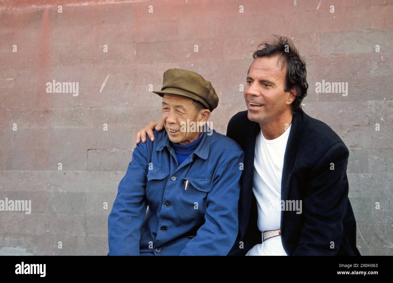 Julio Iglesias pose avec un homme chinois dans la Cité interdite pour les photographes (pas de version de modèle) [traduction automatique] Banque D'Images