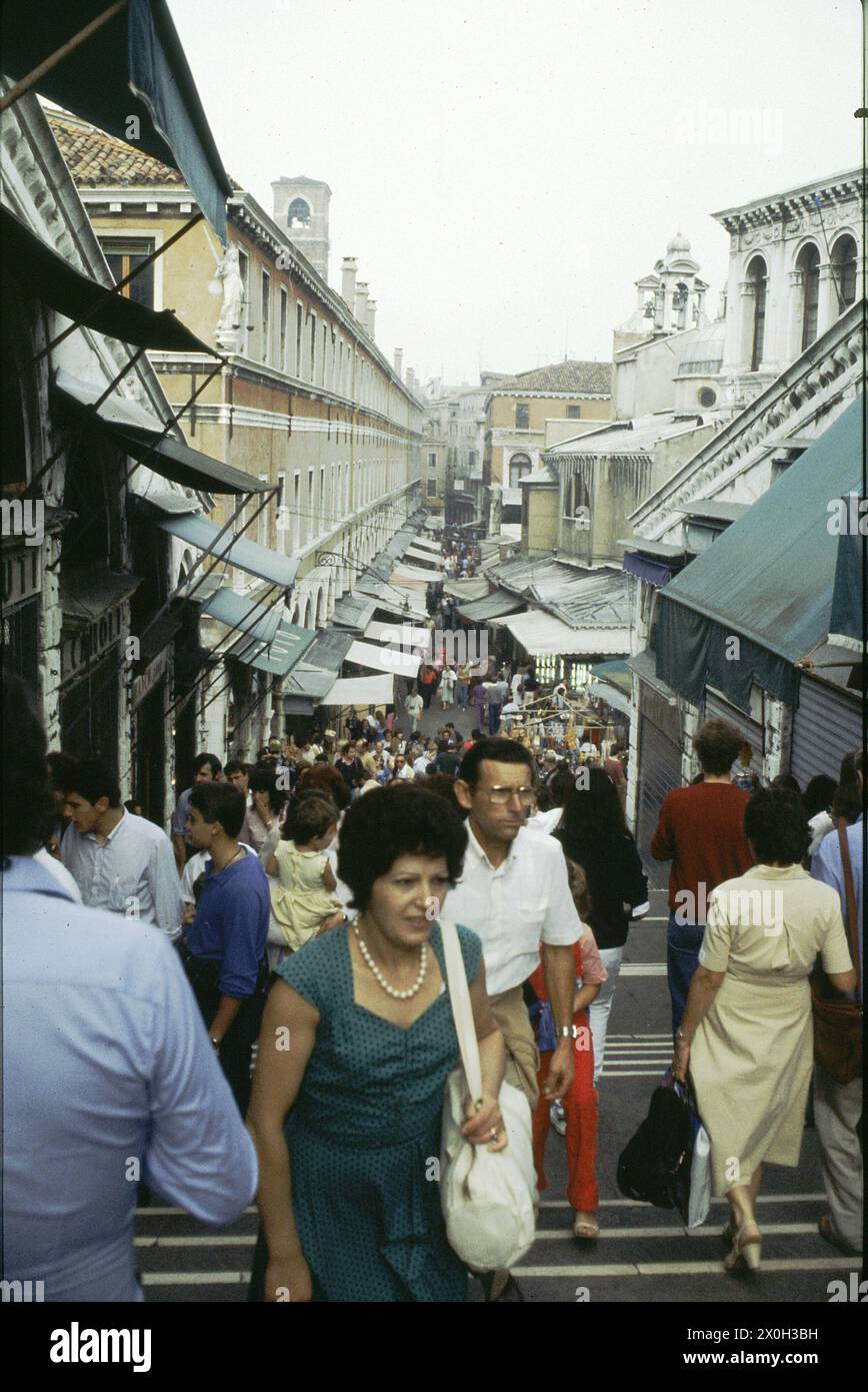 Foules de visiteurs dans la ville lagon de Venise [traduction automatique] Banque D'Images