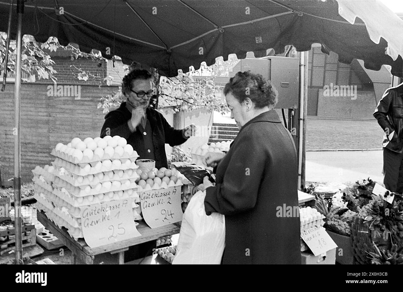 Oeufs à un prix de 24 Pfennig, étal du marché [traduction automatique] Banque D'Images