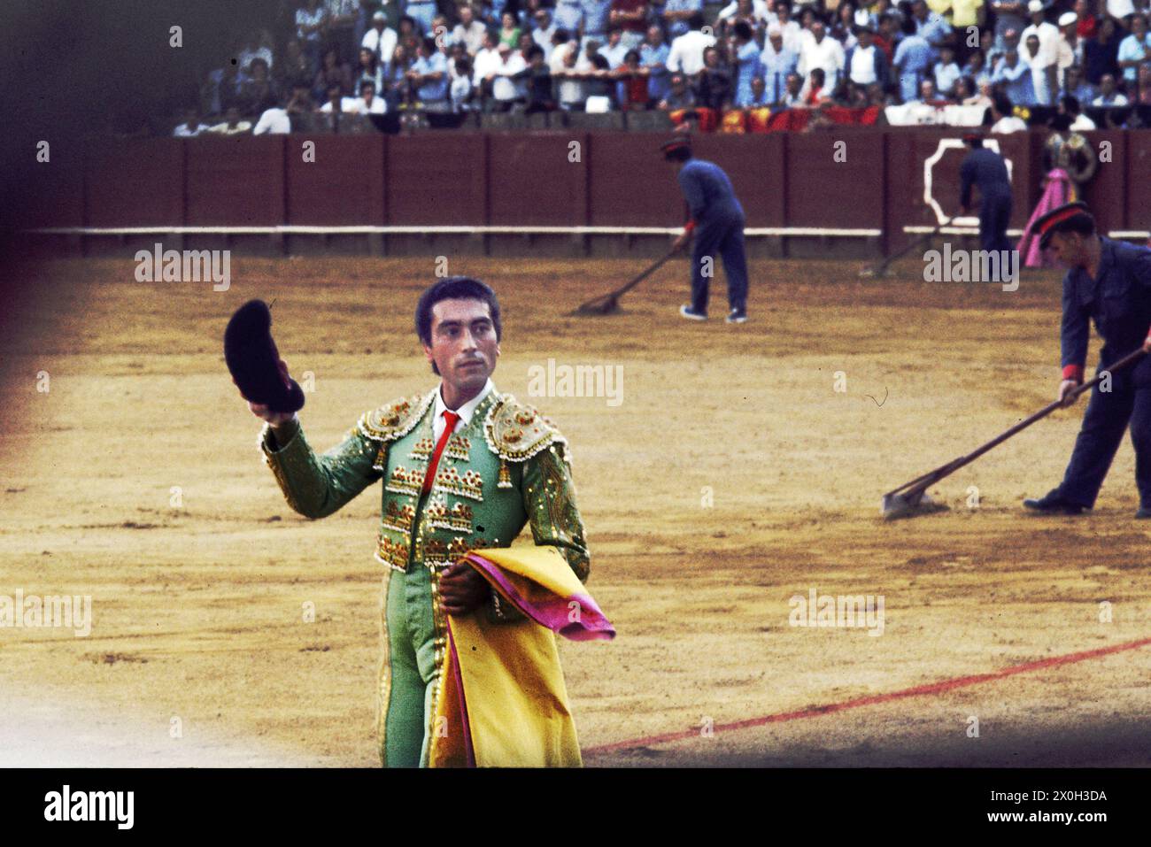 La tauromachie, le matador reçoit les ovations de la foule, est dispossédée par ses fans, admirateurs et [traduction automatique] Banque D'Images