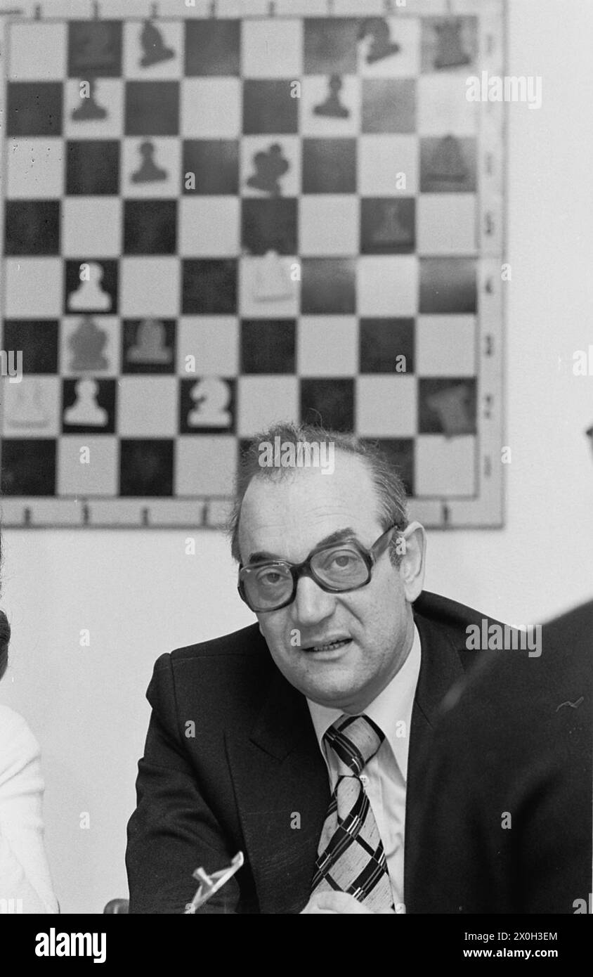 'Le grand maître des échecs Viktor Korchnoi, l'éternel finaliste, peu après son émigration vers l'Ouest, à la présentation du livre ''Une vie pour les échecs'' à Cologne. [traduction automatique]' Banque D'Images