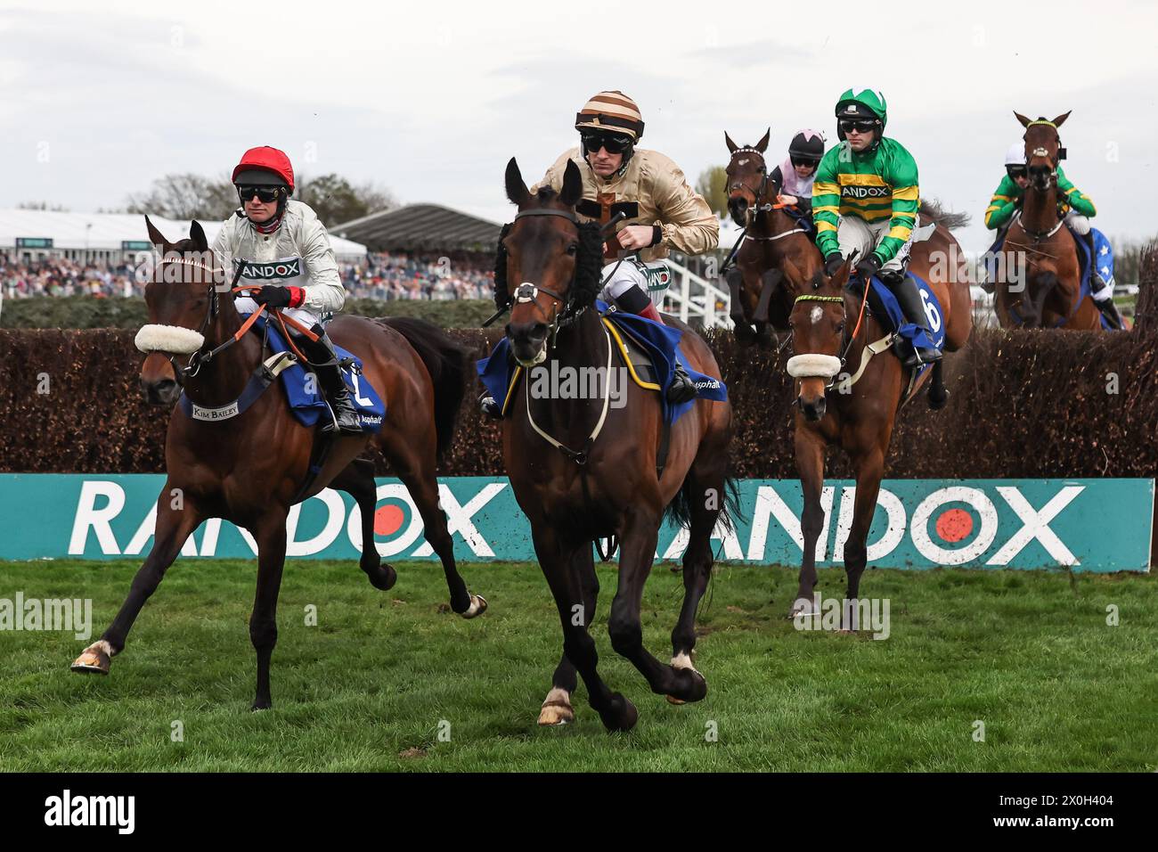 Chianti Classico monté par David Bass et Broadway Boy monté par Sam Twiston-Davies mènent le peloton lors du Huyton Asphalt à 13h45 Franny Blennerhassett Memorial Mildmay novices’ Steeple Chase (classe 1) lors du Randox Grand National 2024 Ladies Day à l’hippodrome d’Aintree, Liverpool, Royaume-Uni, le 12 avril 2024 (photo de Mark Cosgrove/News images) Banque D'Images