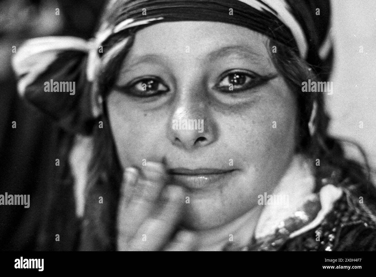 Jeune fille bédouine avec maquillage attendant dans le bazar. [traduction automatique] Banque D'Images