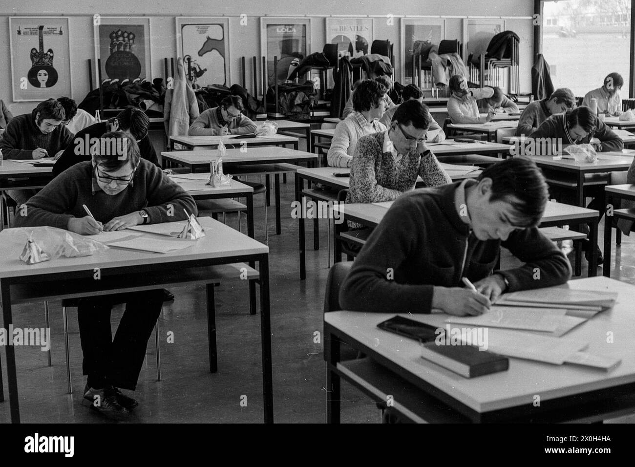 Le temps presse, chacun se concentre sur son travail. [traduction automatique] Banque D'Images