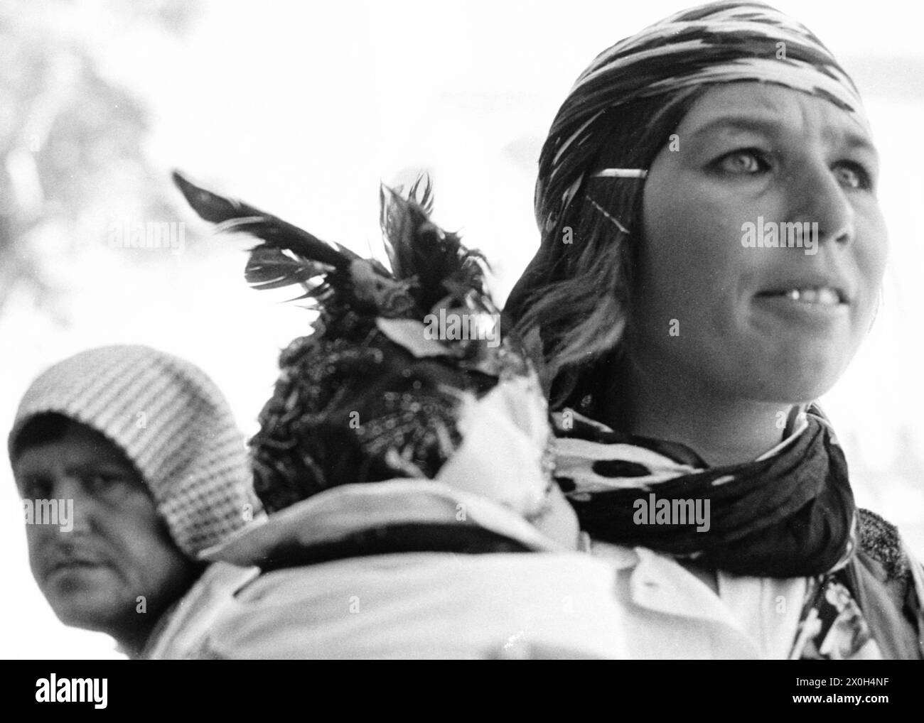 Une mère porte son bébé traditionnellement emmailloté. [traduction automatique] Banque D'Images