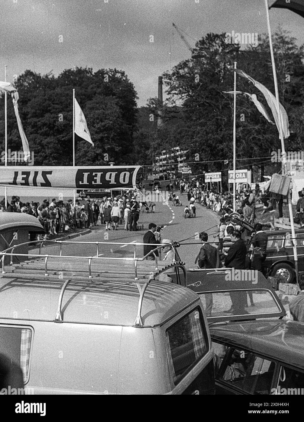 Depuis la zone de finition décorée de drapeaux, vous pouvez voir la piste de course en pente où les boîtes à savon sont tirées vers le haut. [traduction automatique] Banque D'Images