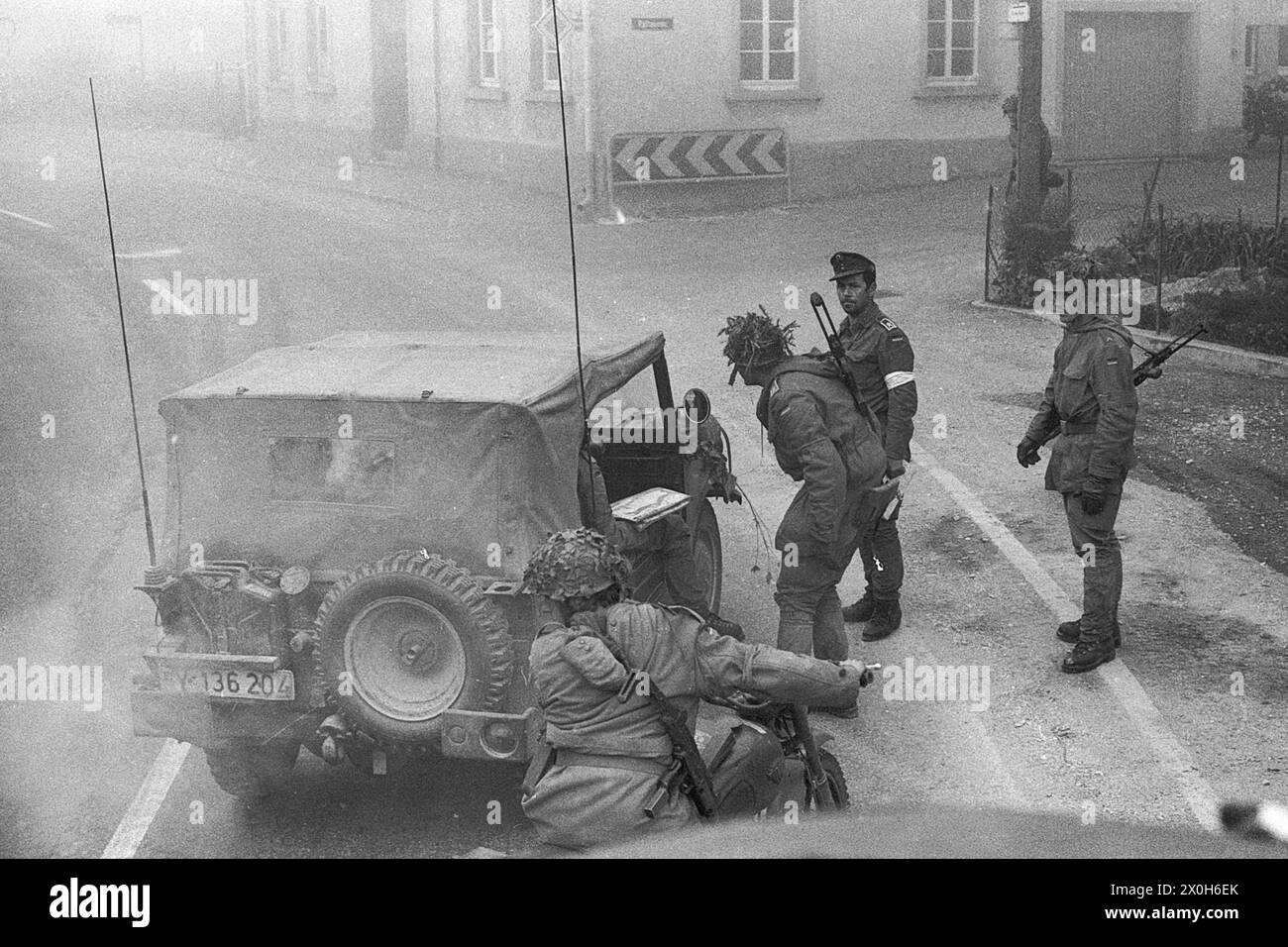 Le commandant de la compagnie dans la jeep et avec le conducteur K-wheel émet des ordres. [traduction automatique] Banque D'Images