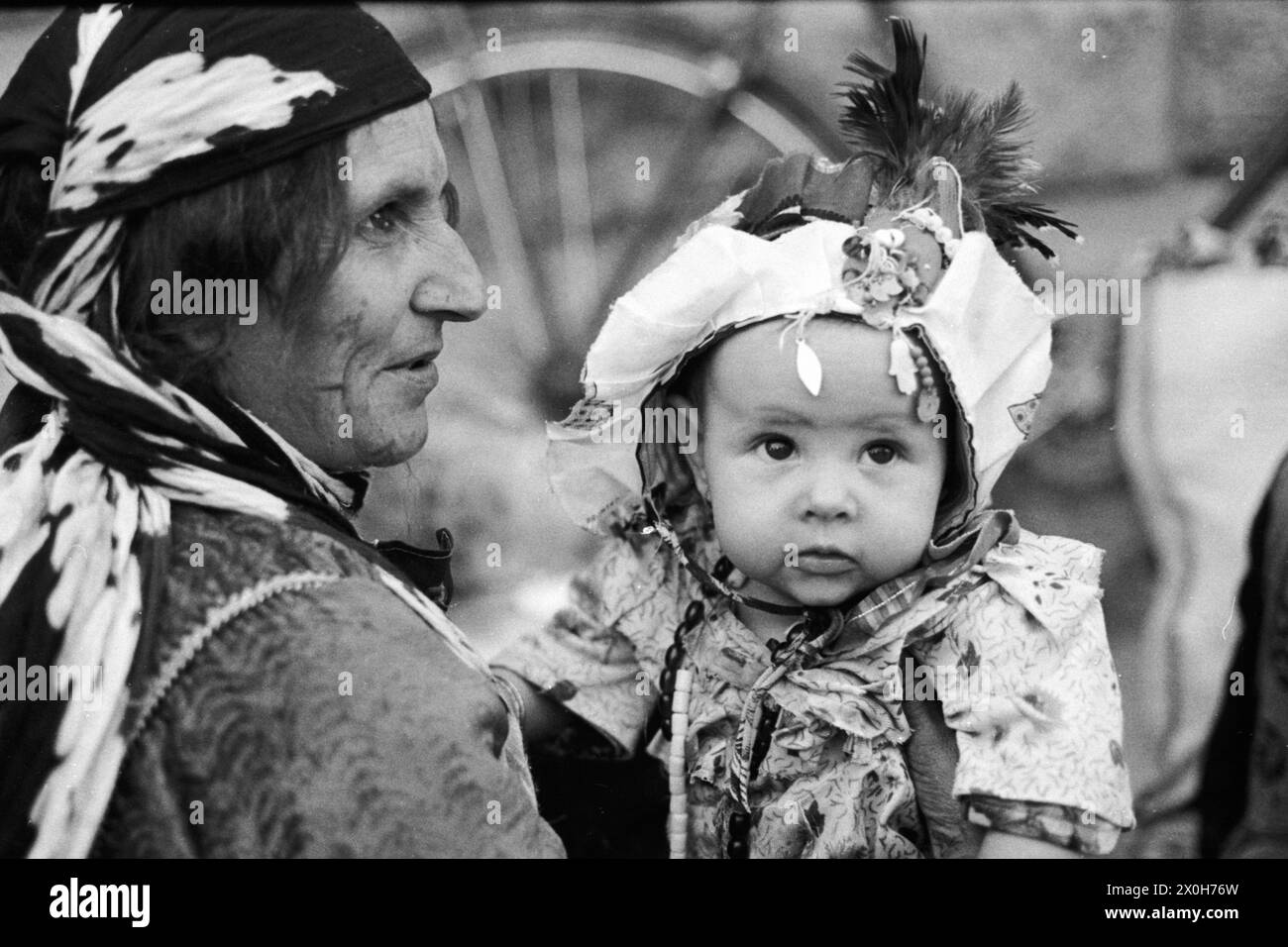 Une mère bédouine est assise au bord de la route avec un enfant déguisé de fête. [traduction automatique] Banque D'Images