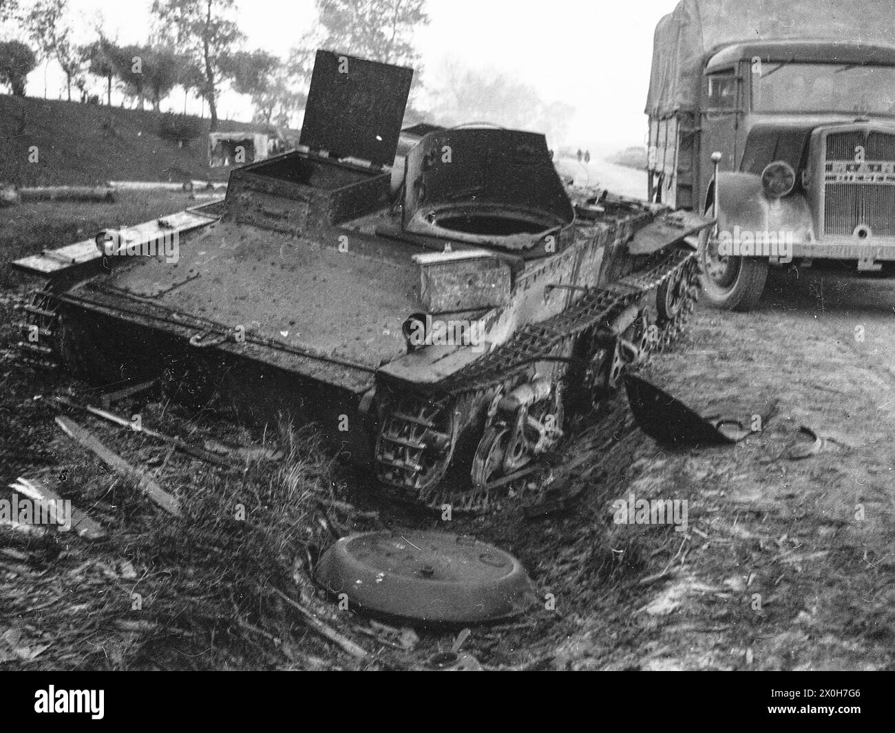 Un camion allemand s'arrête à un véhicule de combat d'infanterie Bren Carrier de fabrication britannique abattu. La photo a été prise par un membre du Radfahrgrenadierregiment 2 / Radfahrsicherungsregiment 2, sur le front de l'est. Vraisemblablement pendant l'avance à l'été 1941 [traduction automatique] Banque D'Images