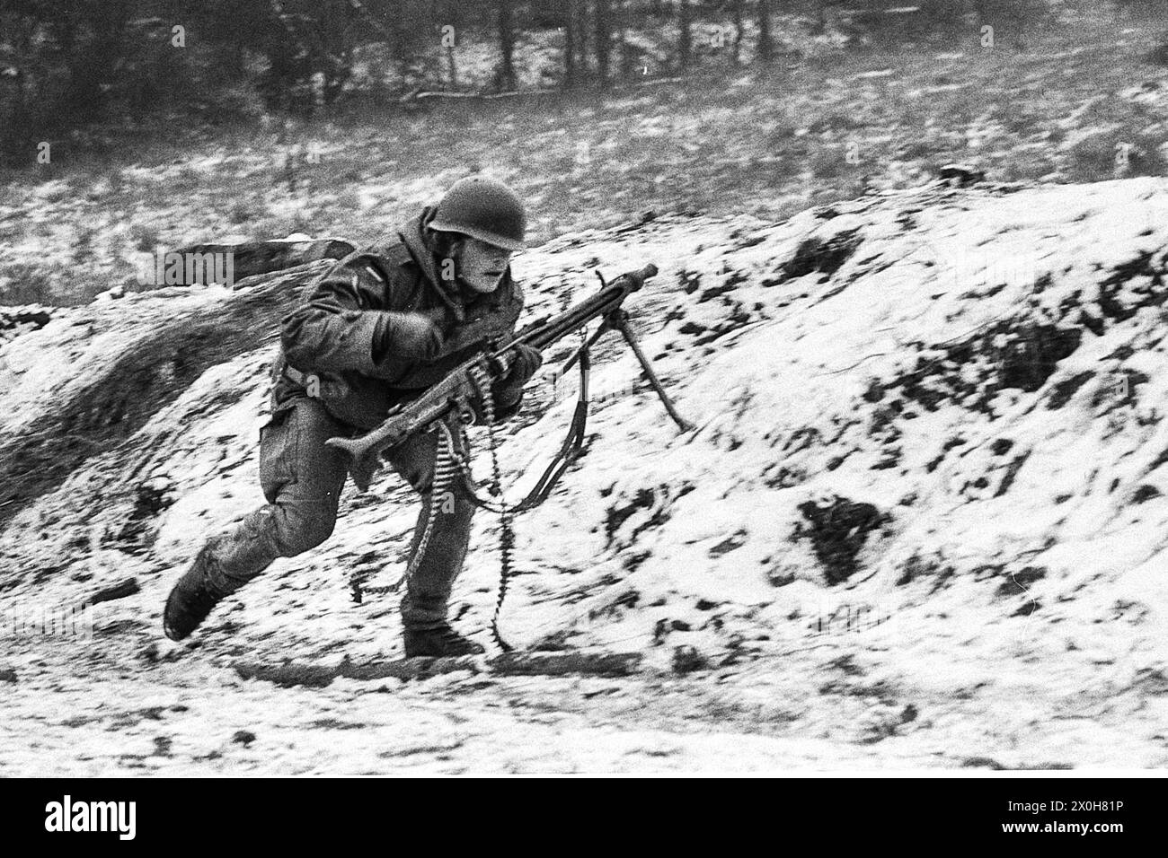 Exercice de troupes : le mitrailleur mg court à sa position sous couvert [traduction automatique] Banque D'Images